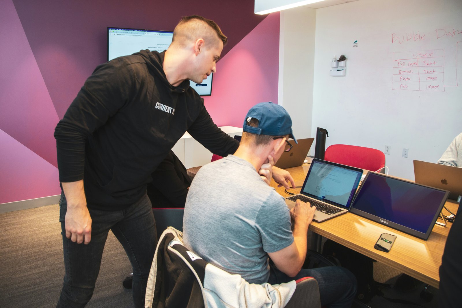 Equipo de Aurenix trabajando en innovación tecnológica